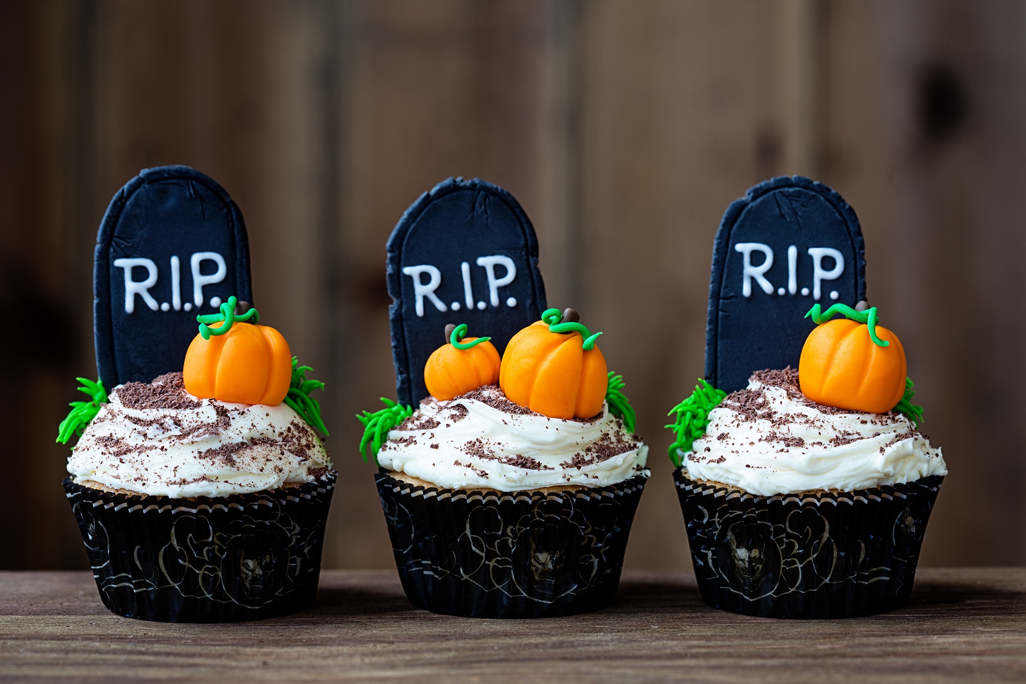 Creamy RIP Graveyard Halloween Cupcakes