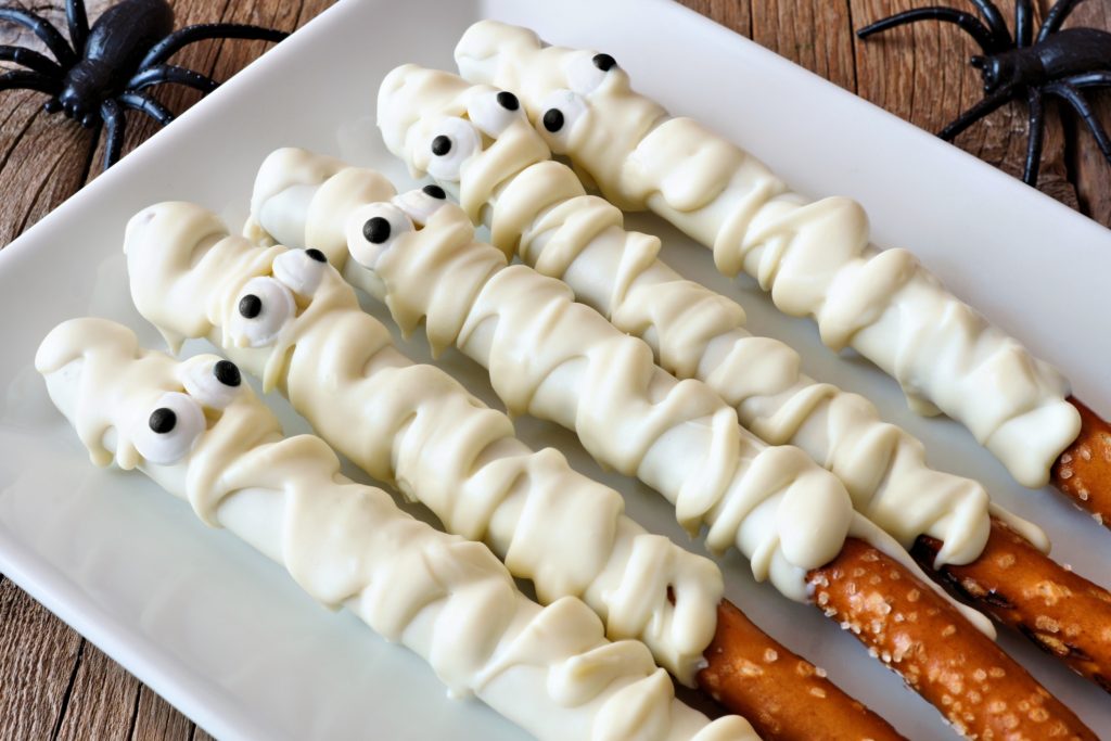 White Chocolate Halloween Pretzel Mummies - Mad Halloween