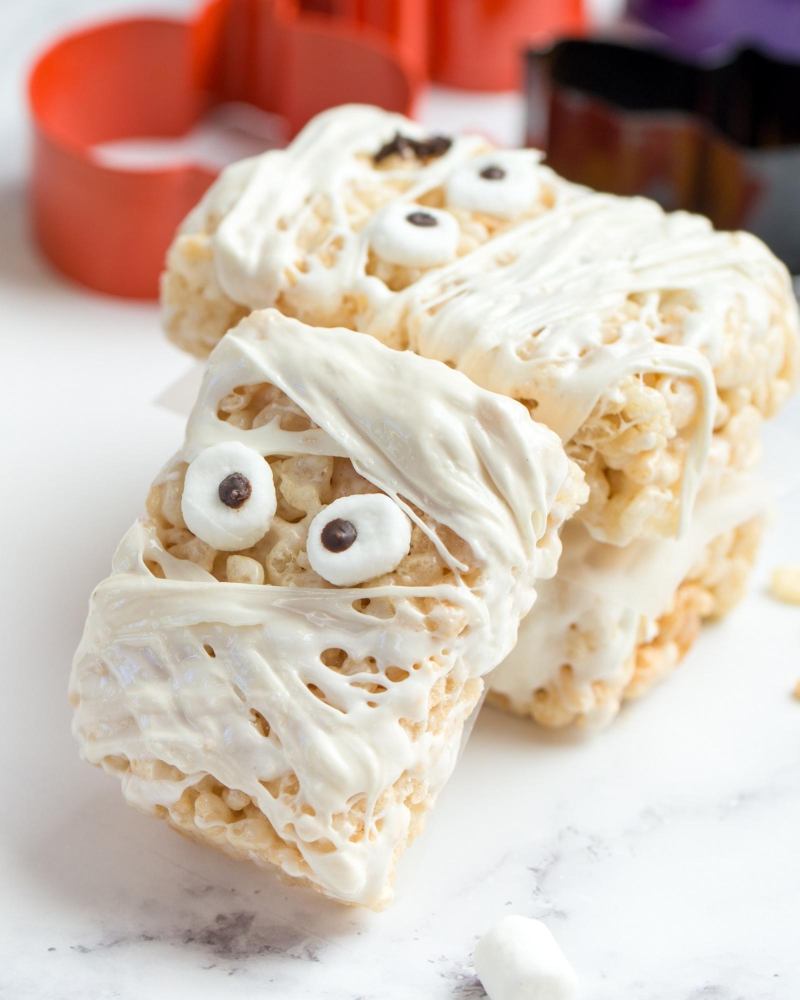 Halloween Marshmallow Mummy Rice Krispie Treats - Mad Halloween