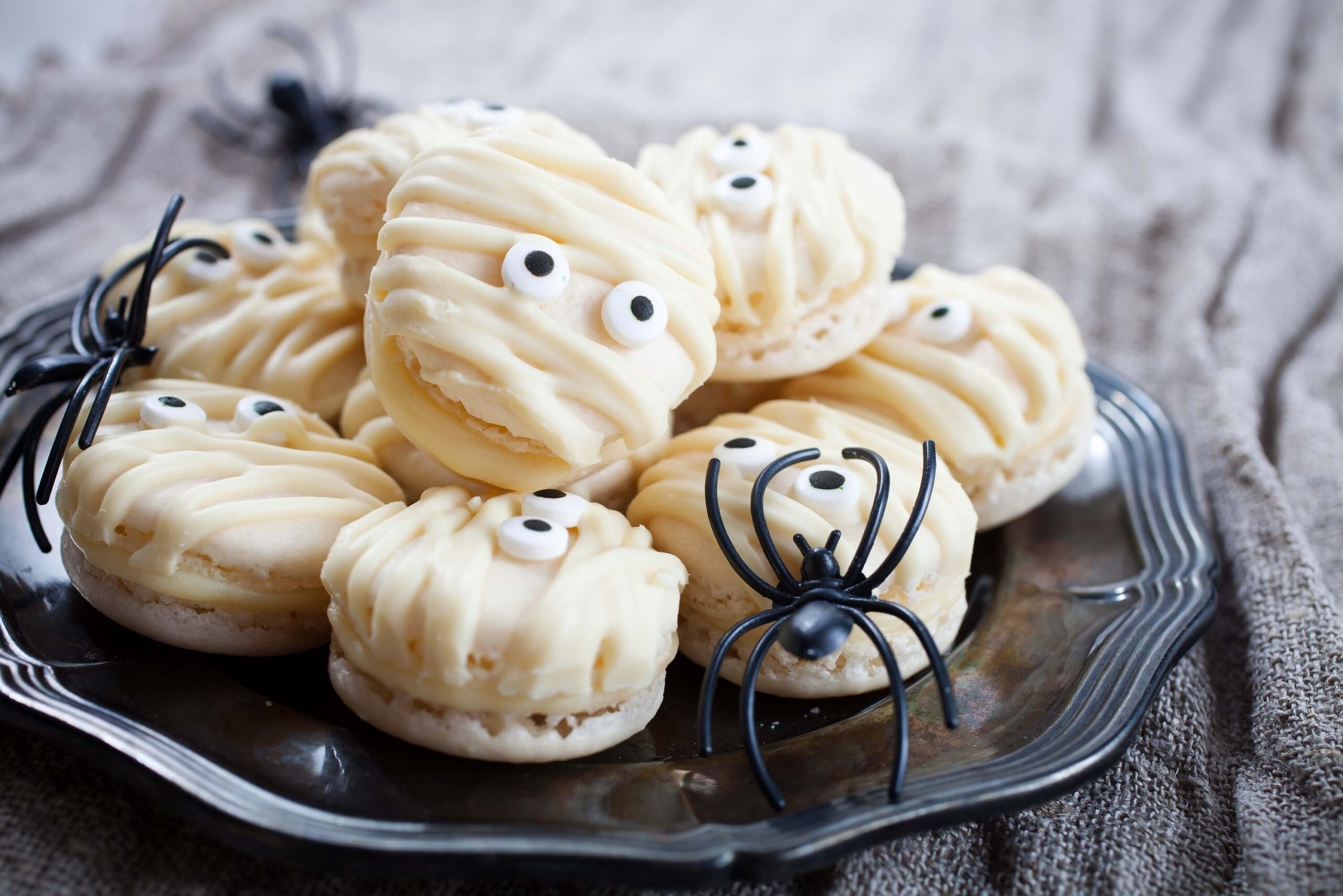 Halloween Mummy Food - White Chocolate Mummy Macaroons - Mad Halloween